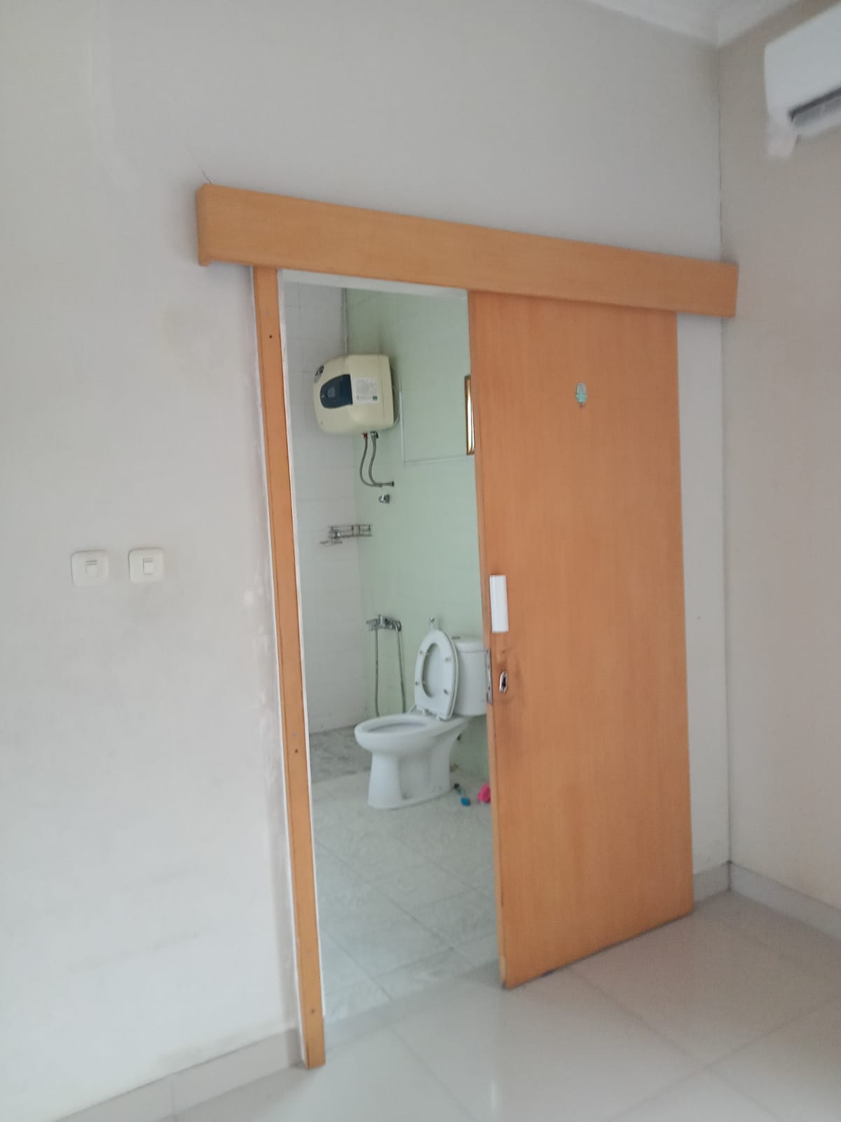 Rumah Disewakan Semi Furnished di Taman Simpruk Lippo Cikarang